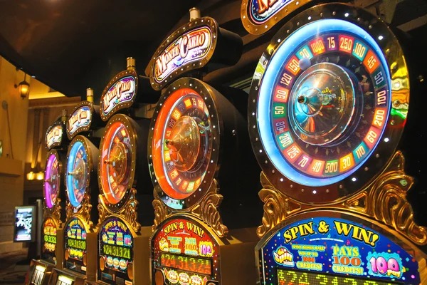 Slot game interface showing payout table and volatility rating